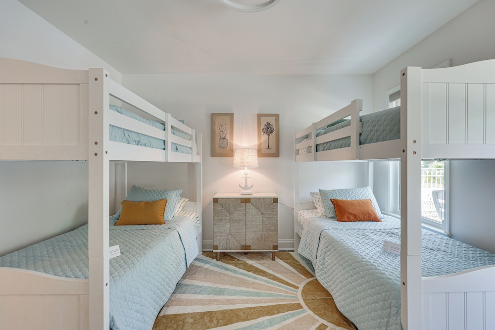 Oak Island Home w/ Screened Porch: Walk to Beach! view 2