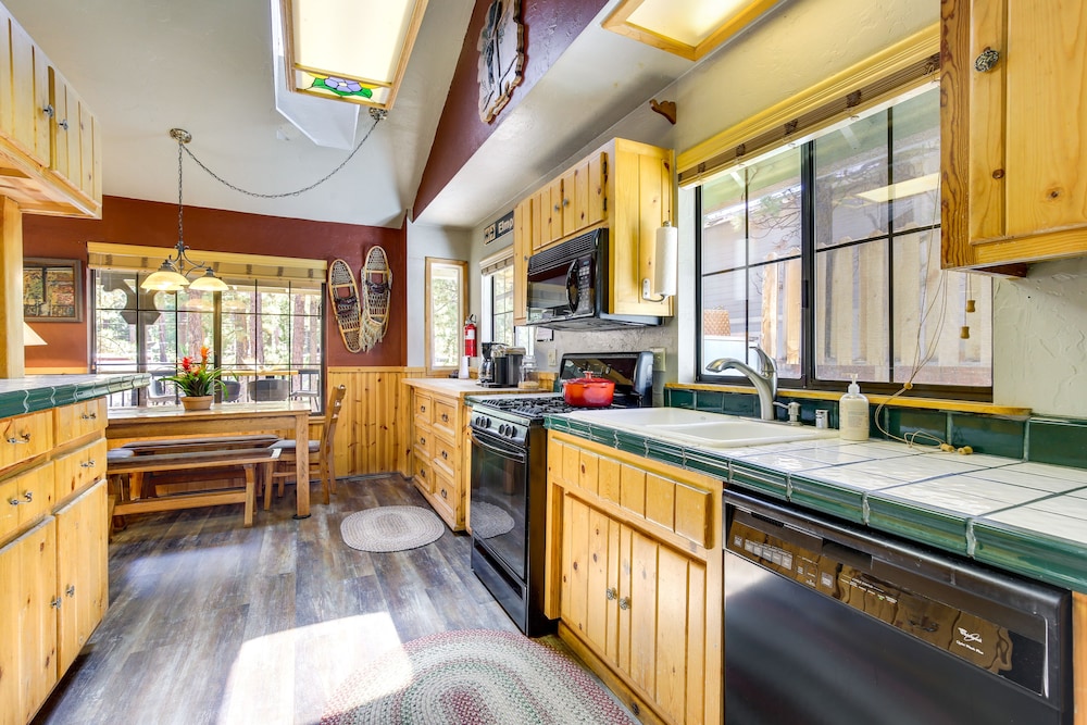 Central Big Bear Lake Retreat w/ Private Hot Tub!