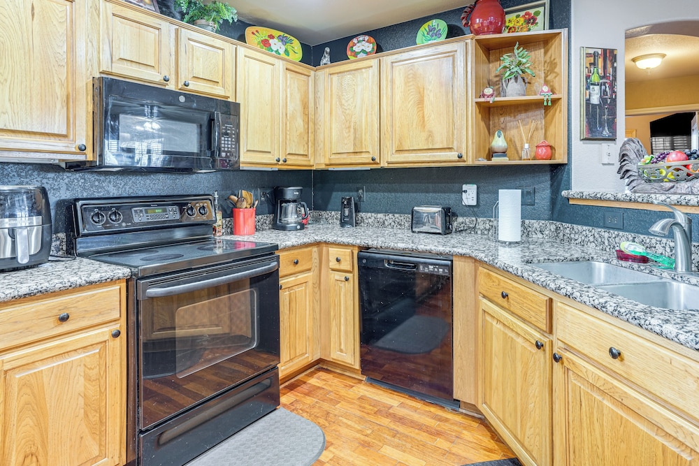 Stay, Work & Golf! Prescott Condo w/ WFH Setup