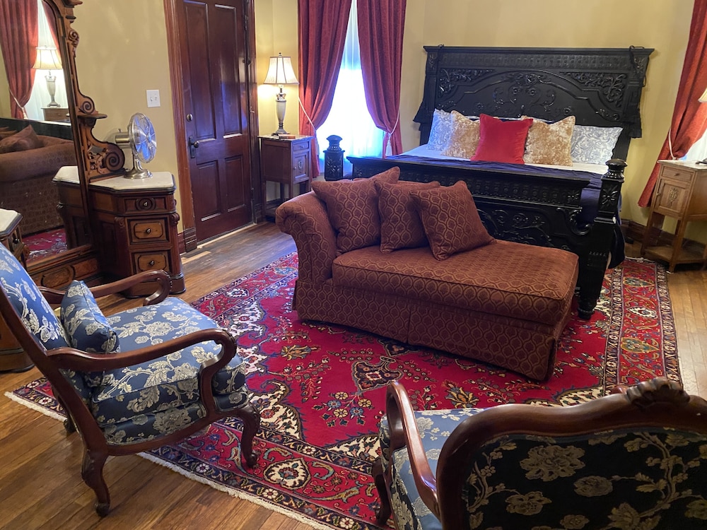 Vineyard Mansion & Carriage House Bed & Breakfast