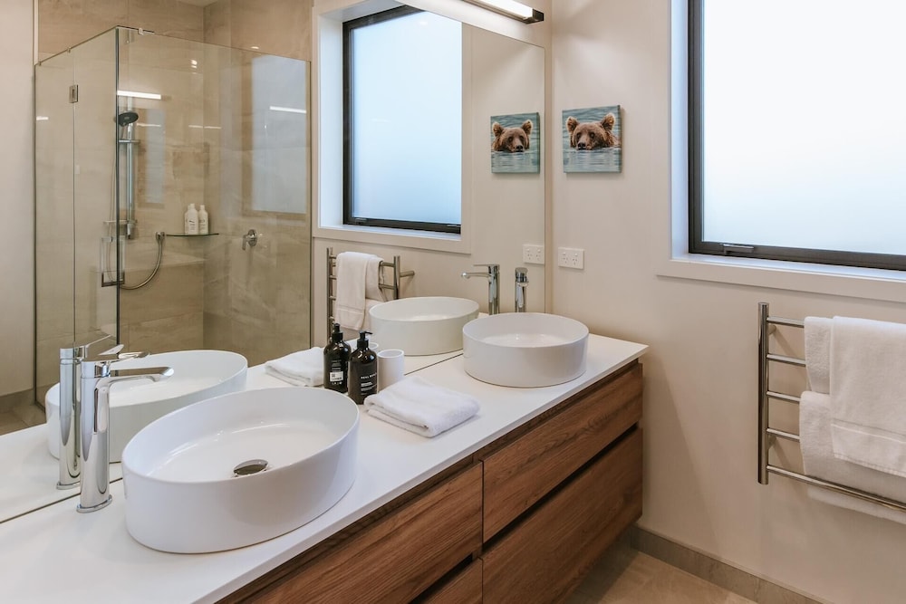 Te Moana - Lake Views - Sleeps 7