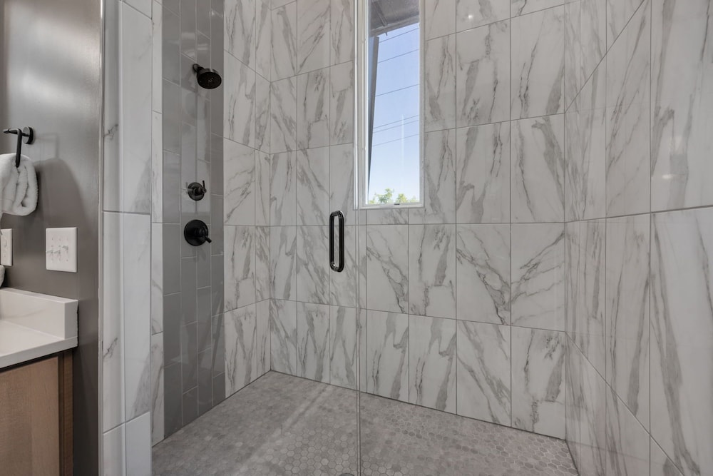 Elevate - Modern Luxury - Stunning City Views