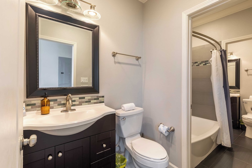 2 Homes in Destin by Avantstay   Sleeps 30, Private Pool+hot Tub, Game Room, Outdoor Bar, Walk to Beach