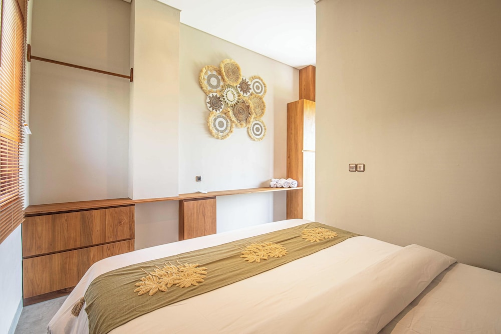 Luxury 5-bedroom Canggu Beach Villa With Scenic Ri
