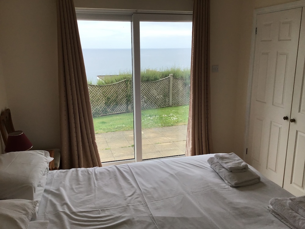 Seaside Escape-sleeps10-family&petfriendly-balcony view 5