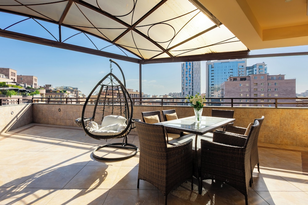 Apartment by Luxe Group HH888
