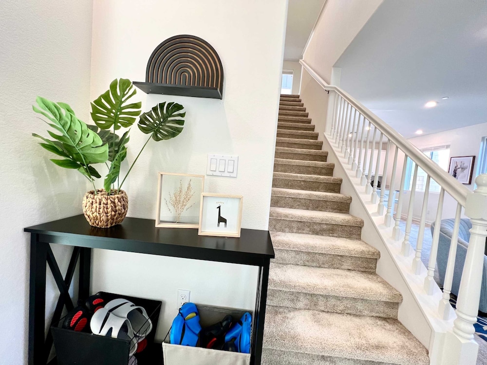 Sunny Stylish Near LA 4BR Home w Desks Lounge