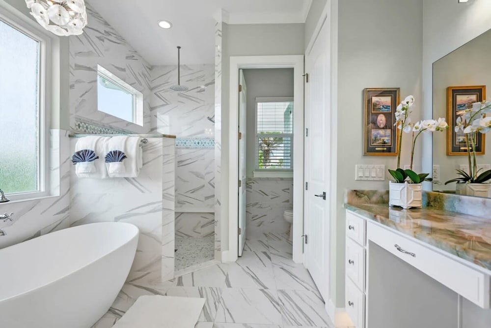 400 Steps to Sand Waterfront Luxury w Dock Pool