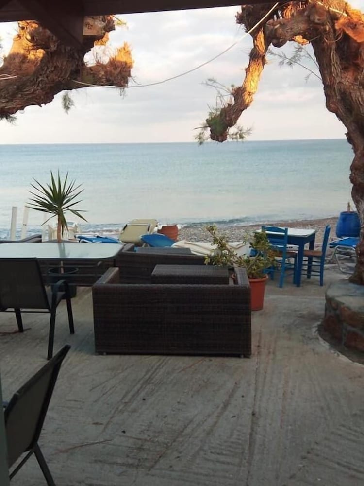 Beach Front Apartments en Sitia — balance & terrace