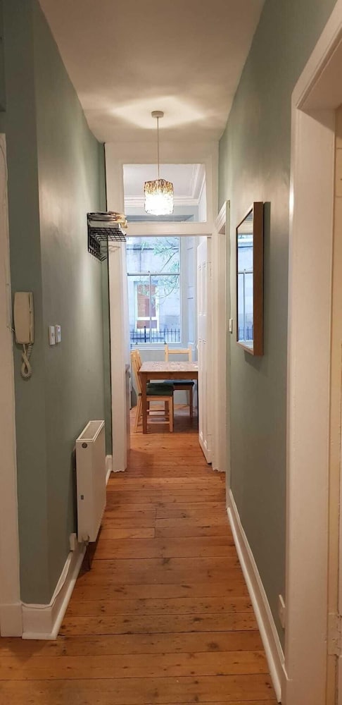 Central 3 Bedroom Next to Leafy Meadows view 5