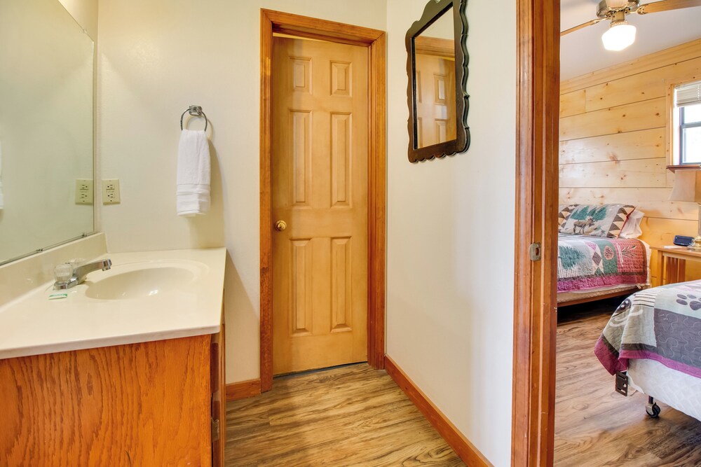 Close to River & Hiking: Cabin in Mountain View