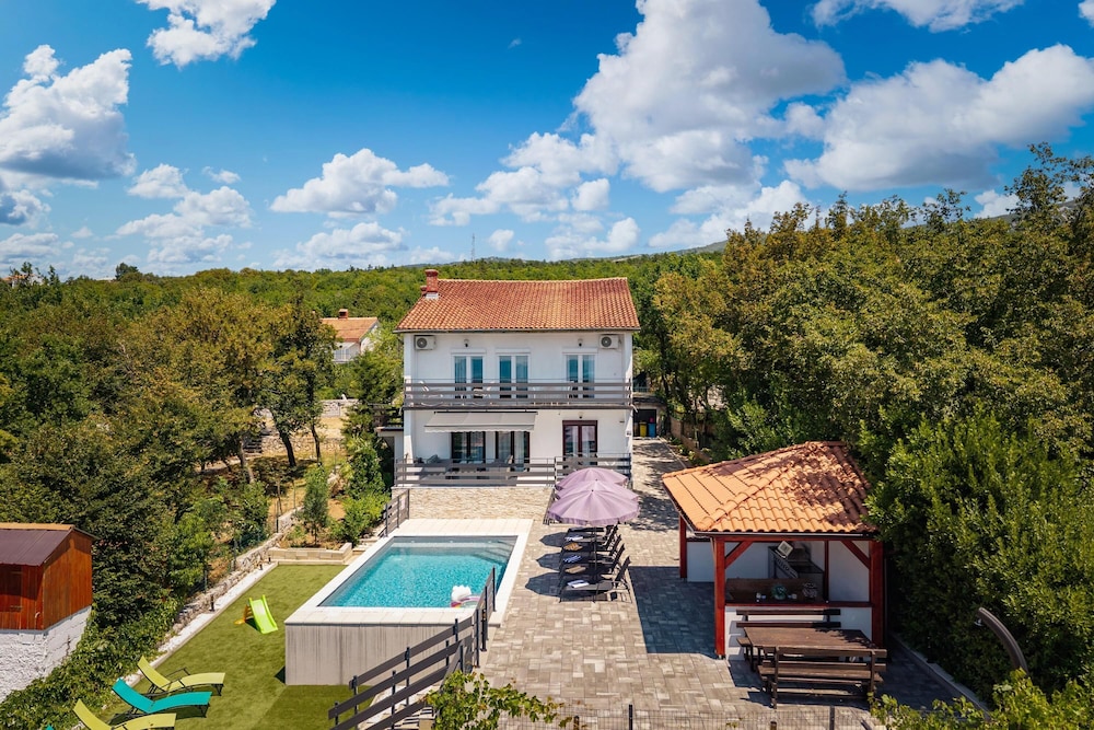 Villa Natali With Pool And Sea View