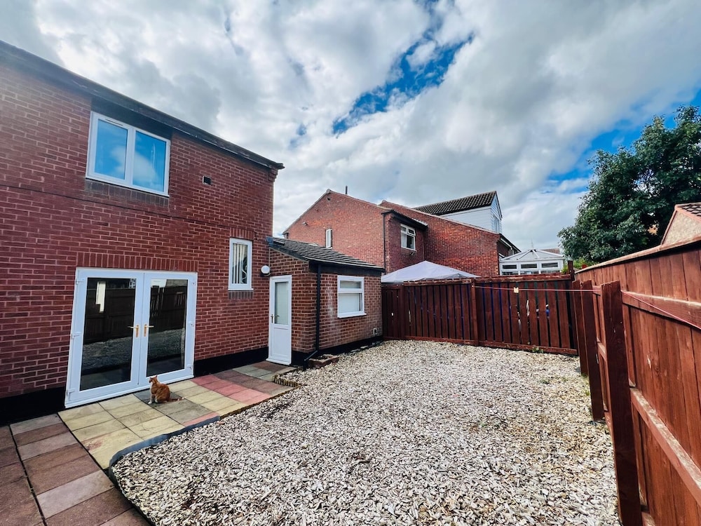 Modern Comfortable Two Bedrooms House DL5 With Garden Parking and Free Wifi