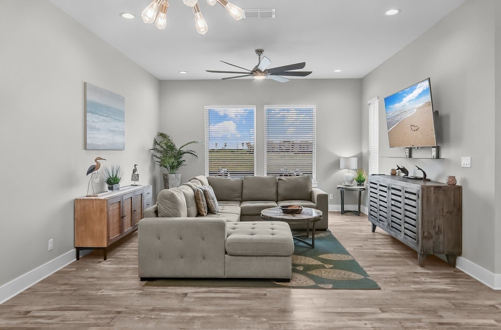 Waterfront Condo With Rooftop + Pool + Boat Slips