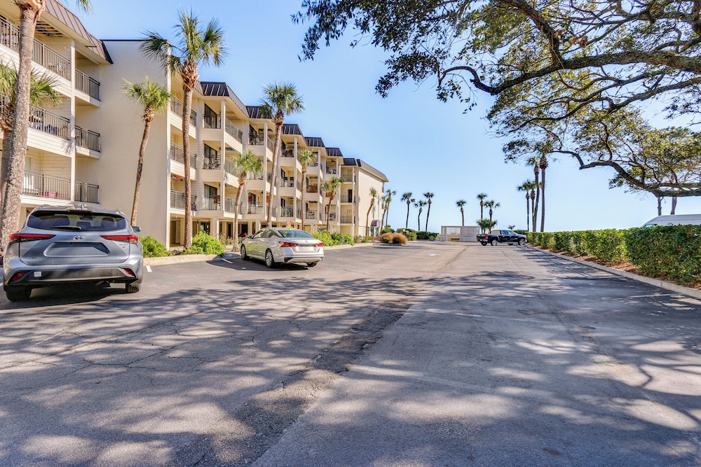 Walk to Coligny Beach Park: Condo w/ Pool Access!