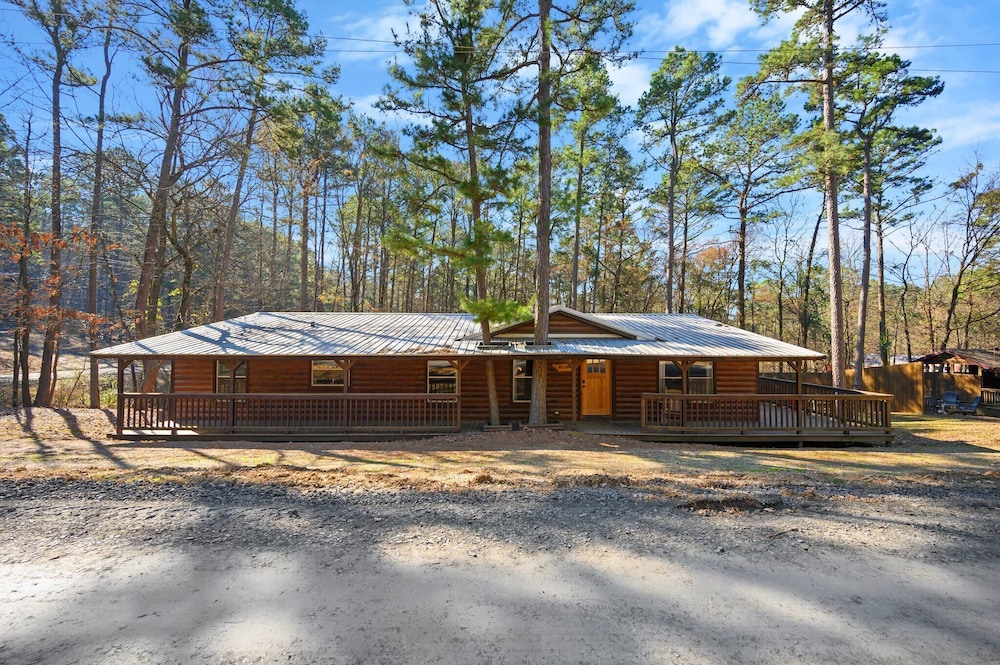 Outlaw Rose Cabin for 8!