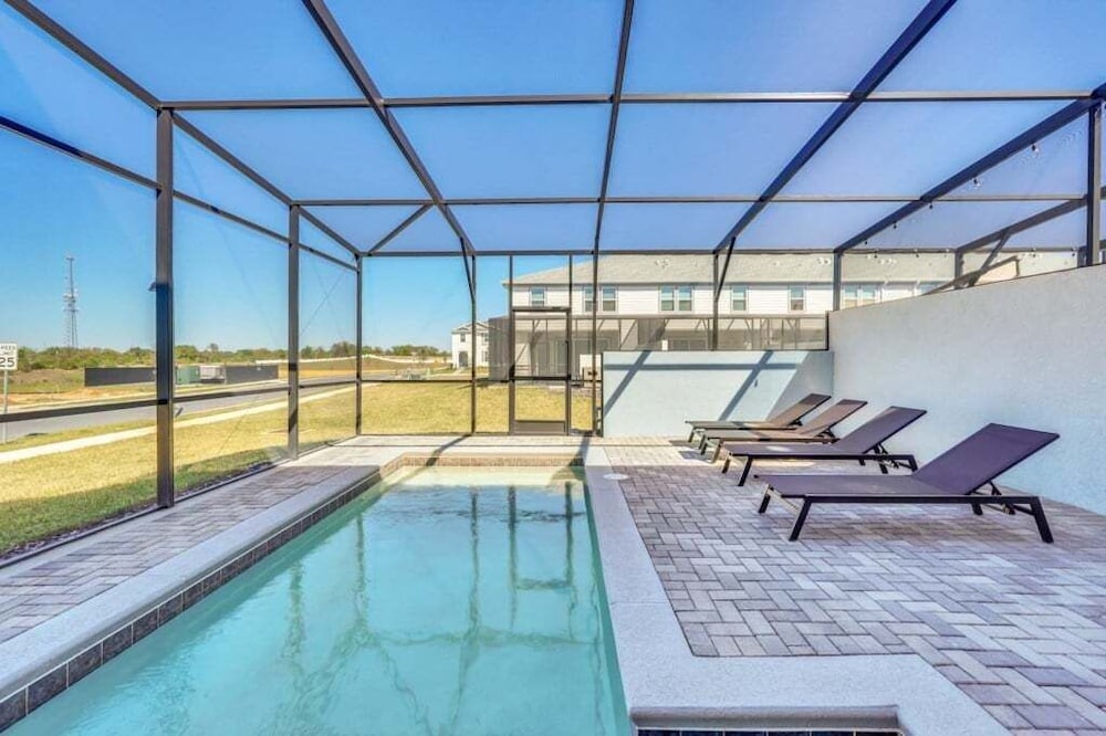 The Cutest Tonwhome & Private Splash Pool! 5 Bedroom Townhouse