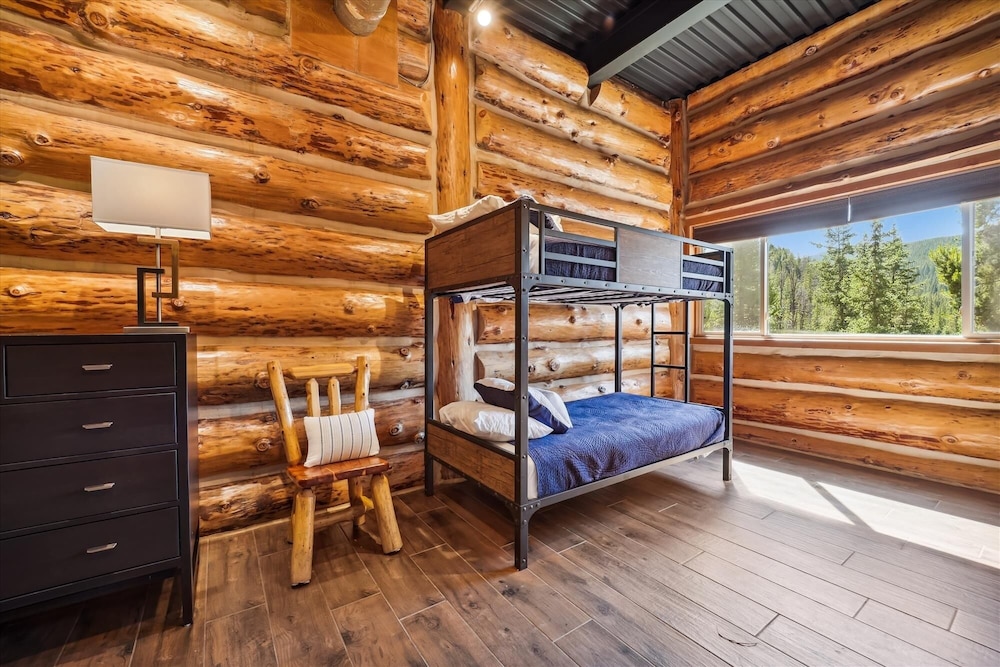Modern Log Cabin 5 Bedroom Home by RedAwning