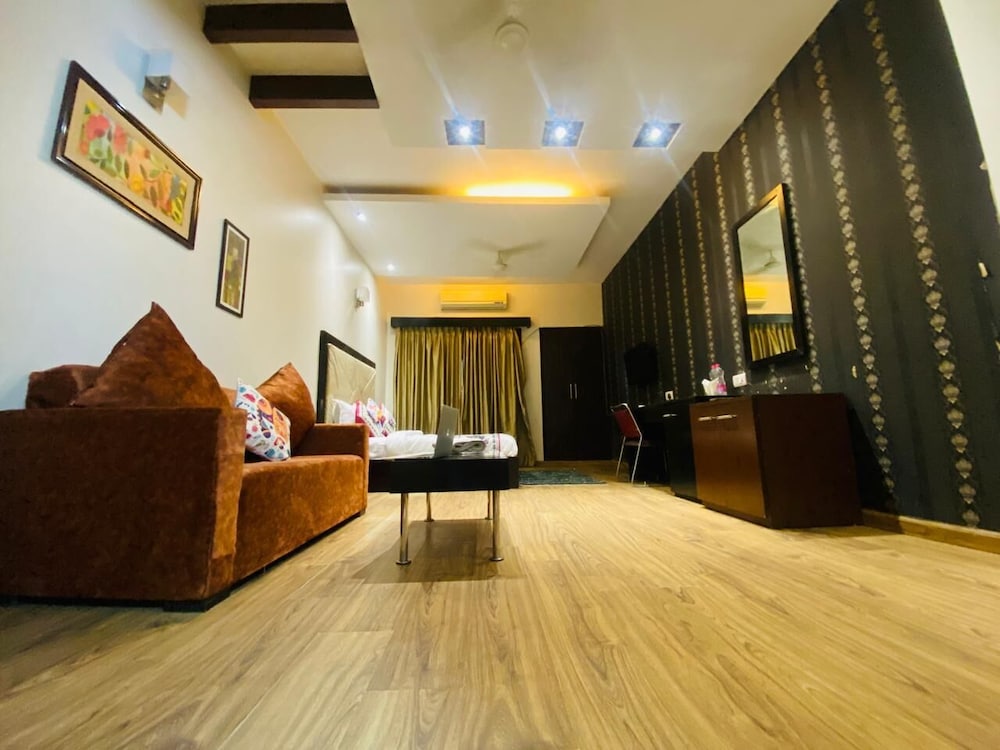 Hotel Amazone Residency DLF Phase 3