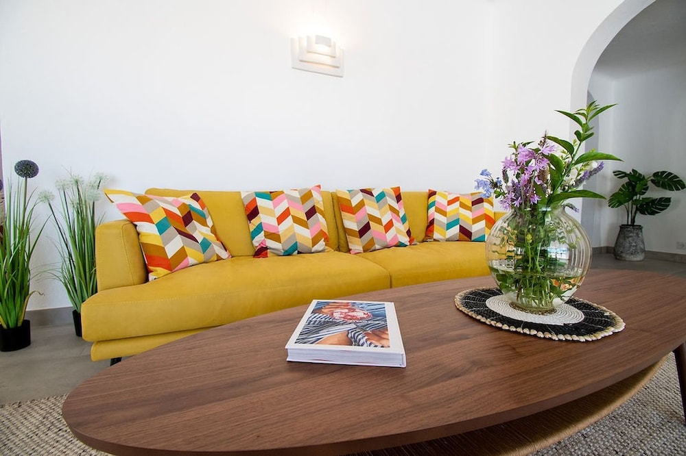 Lavanda Magnificent Five Bedroom Villa in Carvoe