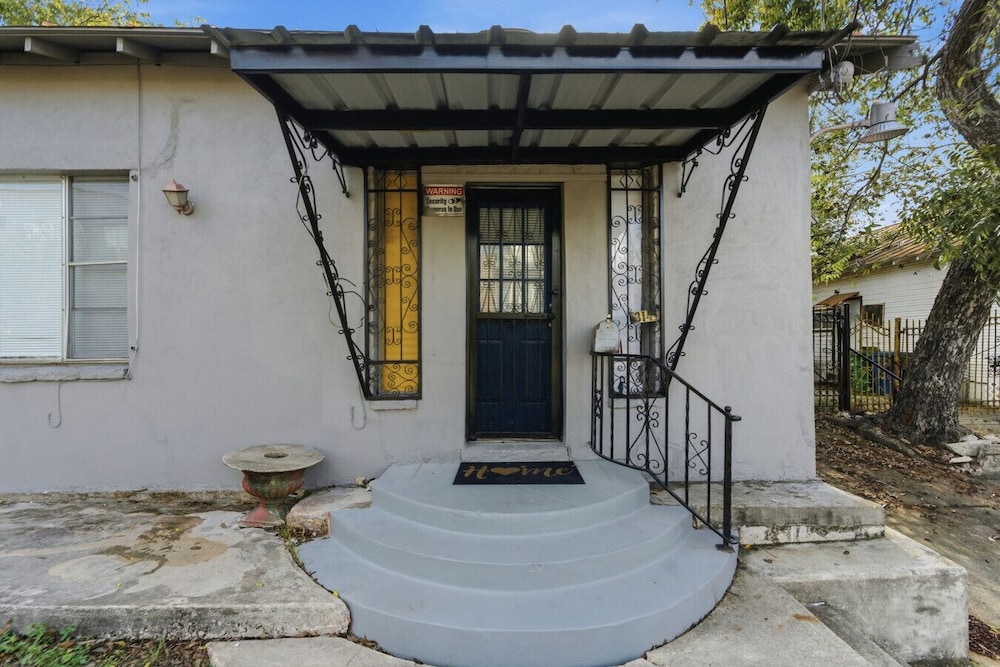 Spacious 2BR Duplex Near Downtown San Antonio