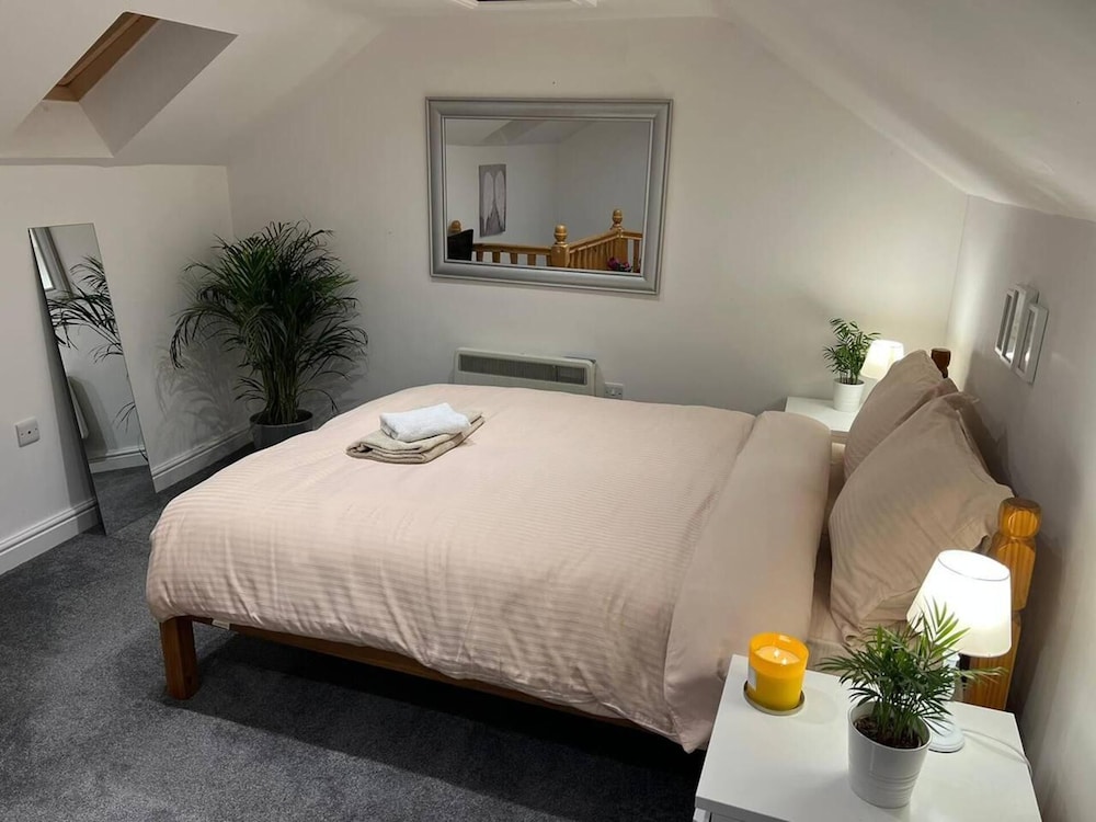 Jacuzzi Spa! Stunning Entire Guest House - Netflix view 2