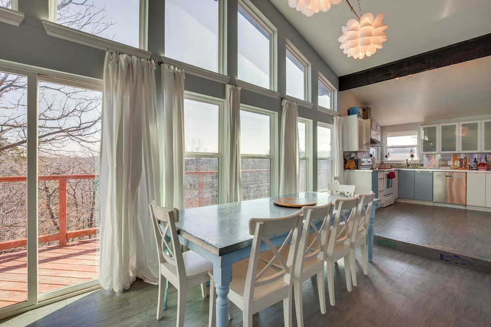 Serene Valley Views: Lake Texoma Retreat
