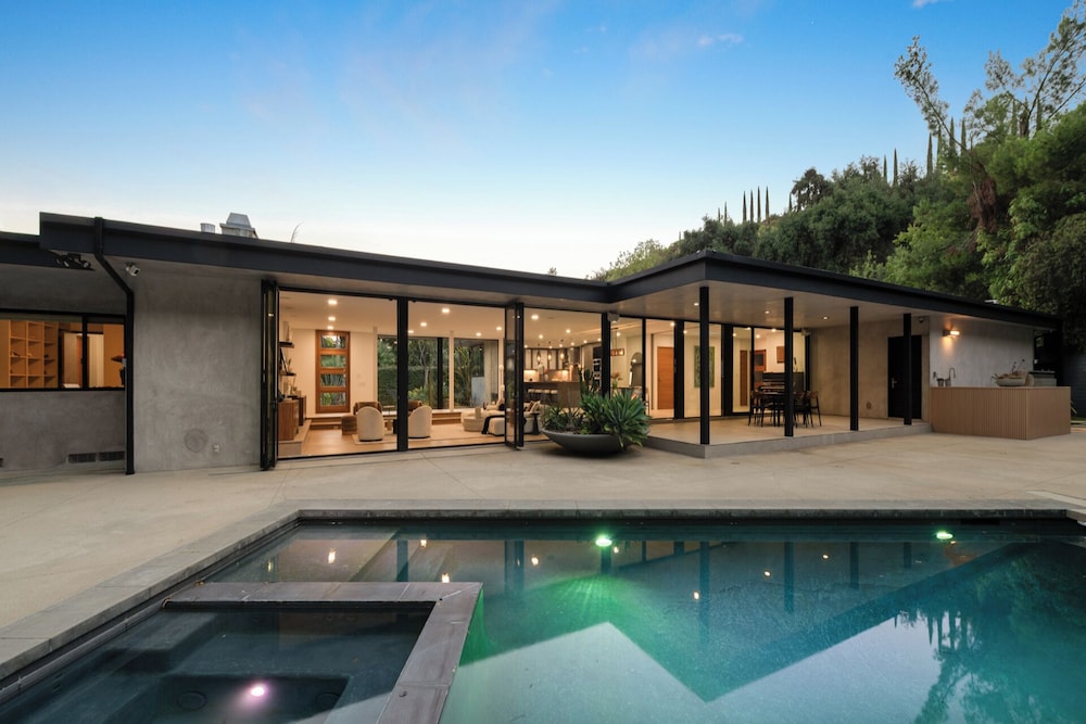 Valea Estate - Secluded Beverly Hills Retreat 1-acre Oasis