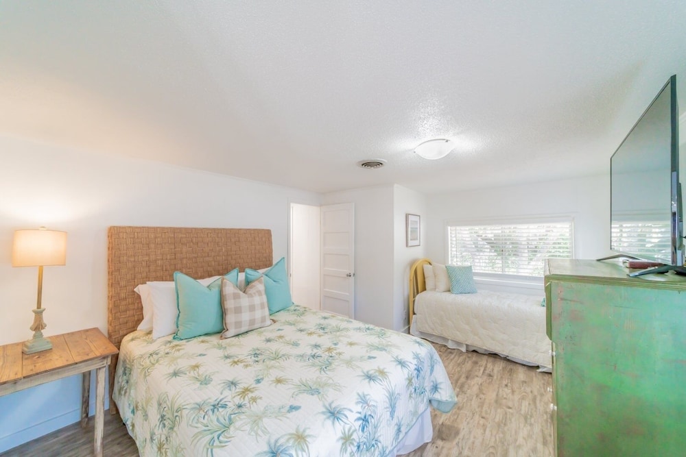 Cole Bin 3 Bedroom Home by RedAwning view 2