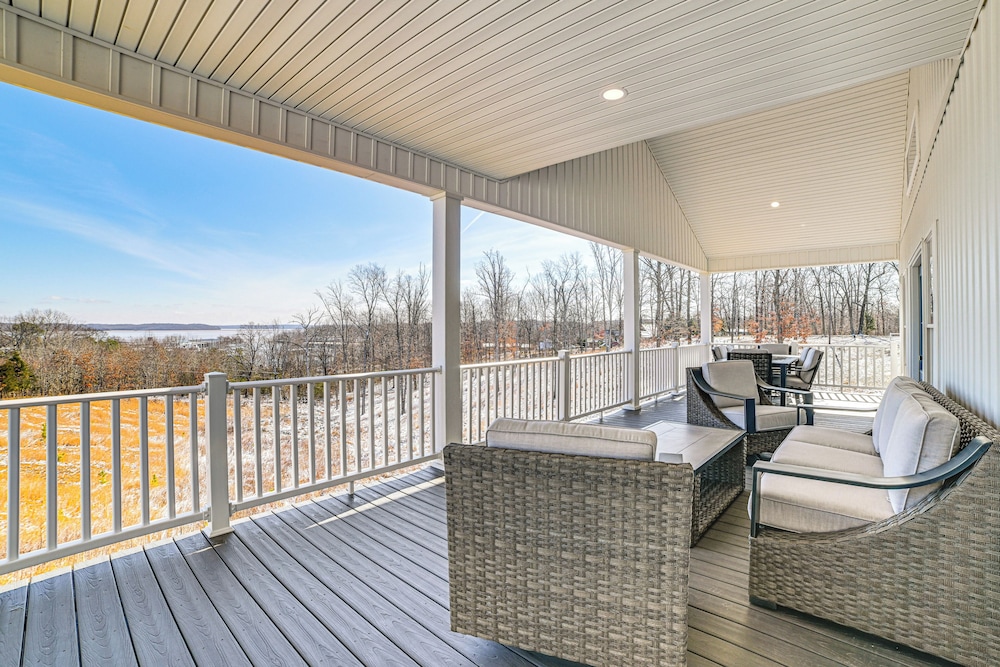 Lake View + Deck: Group Getaway in Grand Rivers!