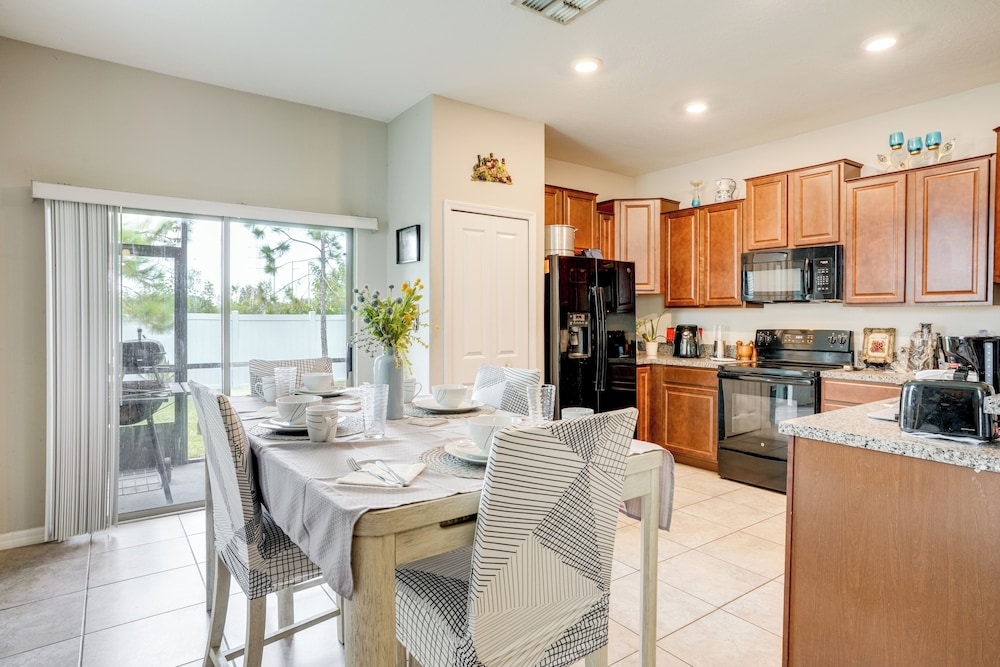 4 Mi to Brandon Exchange: Resort-style Townhome!