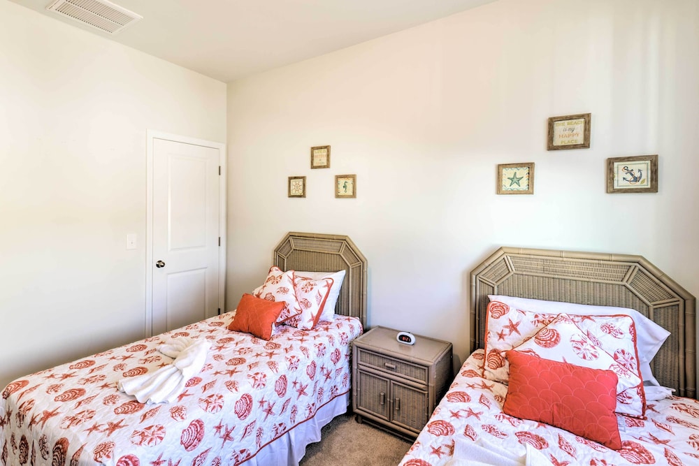 Colorful Myrtle Beach House: 2 Mi to Beaches!