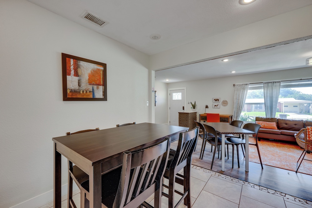 San Antonio Home, 2 Mi to Airport - Pets Welcome!