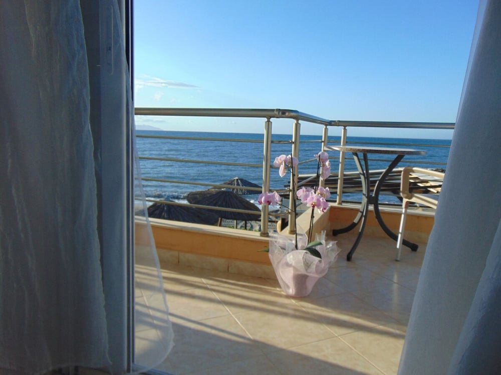 Comfy Beachfront Litinas Casa With Seaview