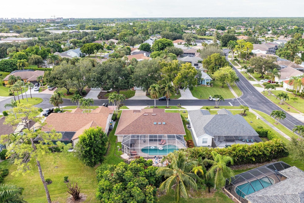 Private Pool, Firepit, Game Room Mins to Beaches + Community Amenities Casa Solara by Avantstay