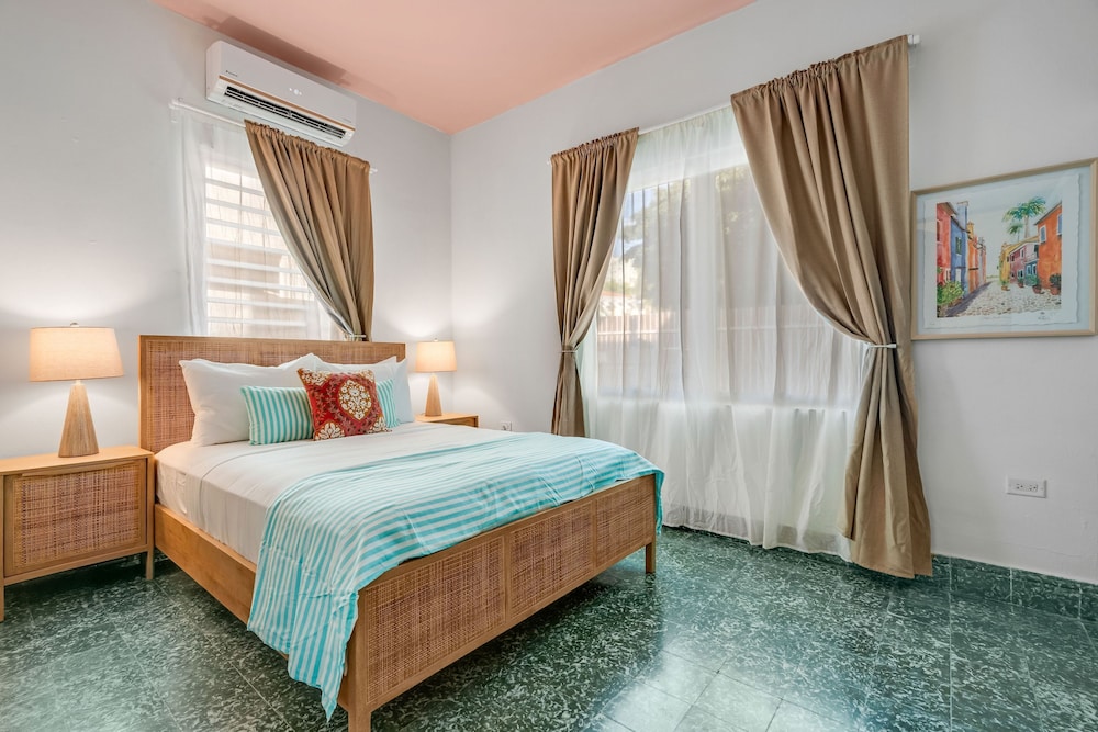 Chic Apartment Pool Parking in Central Condado