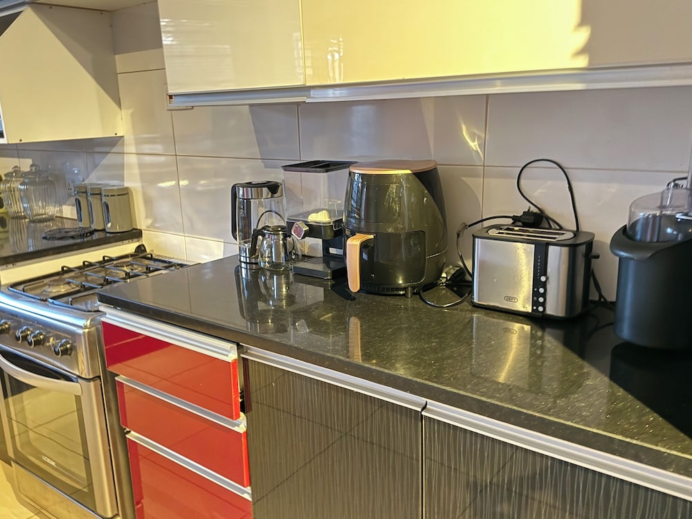 Spacious & Modern 3-bedroom Foxdale