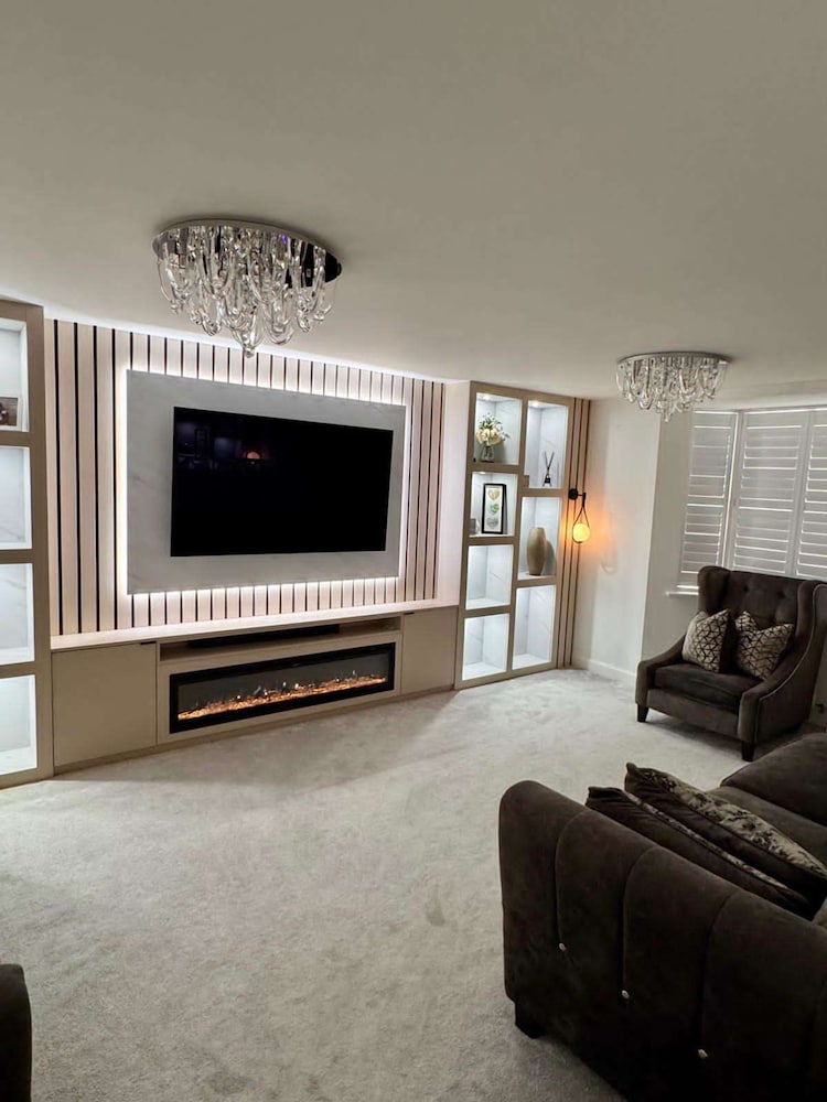 Luxurious Majestic 4 Bedroom- Free Parking