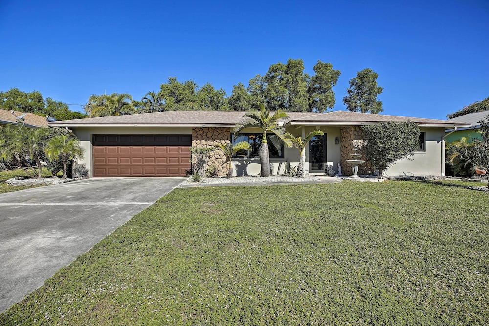 Pet-friendly Oasis w/ Deck & Fire Pit in Bokeelia!