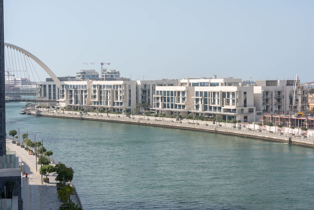 Elegant Relaxing 3-bedroom Apartment in Perfect Location at Canal Front 6