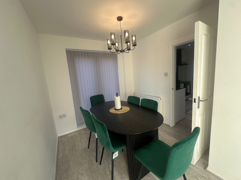 Airport House - Long Stays, Near Hospital!