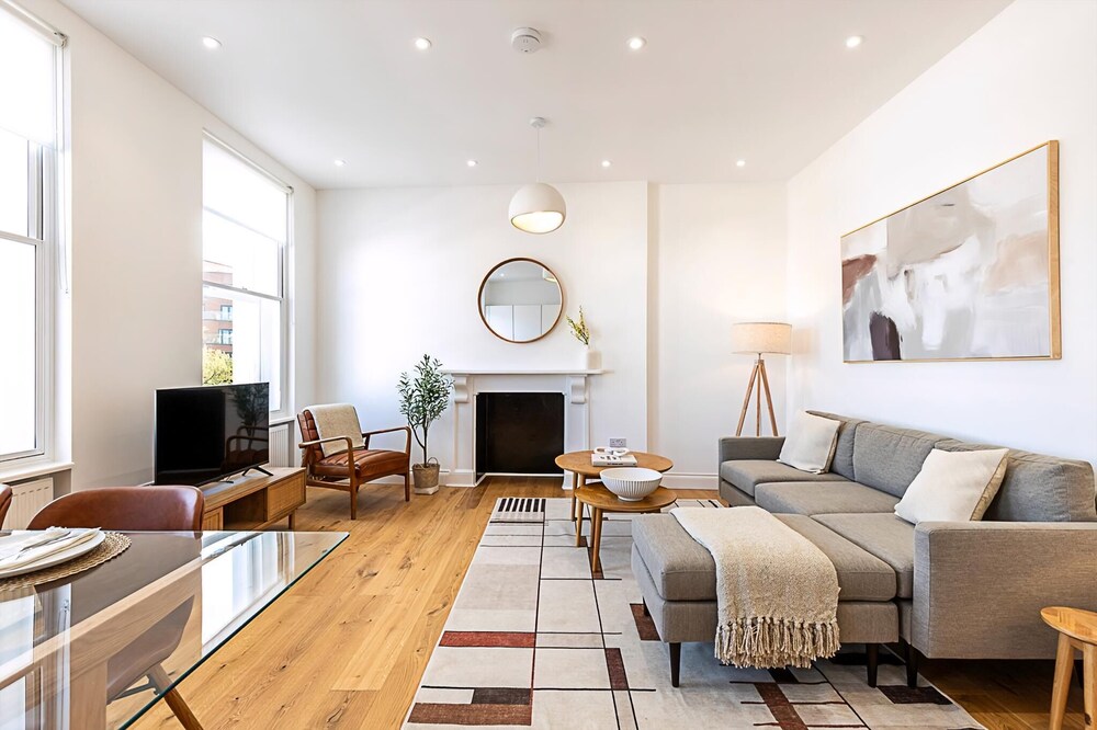 Stylish Chelsea Escape With Private Outdoor Oasis!
