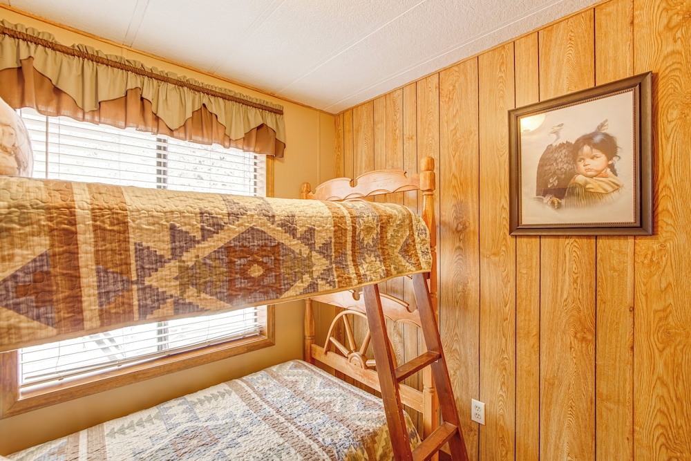 Creekside Cabin w/ Deck & Views in Panguitch!