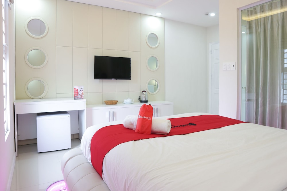 RedDoorz Premium @ Nguyen Oanh Street