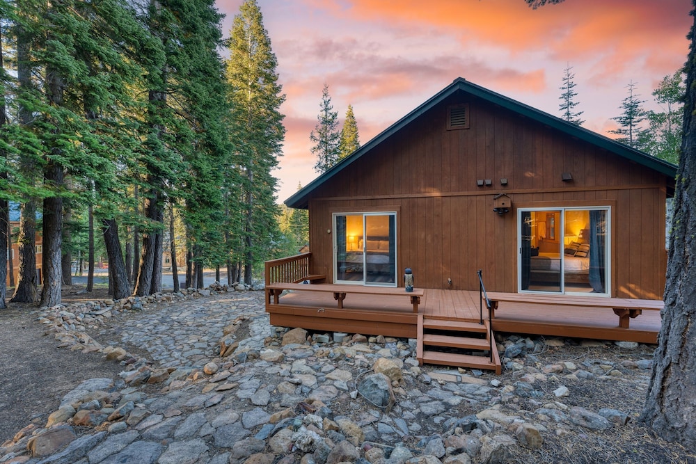 Golden Summit by Avantstay Stunning Secluded Cabin w Access to Tahoe Donner