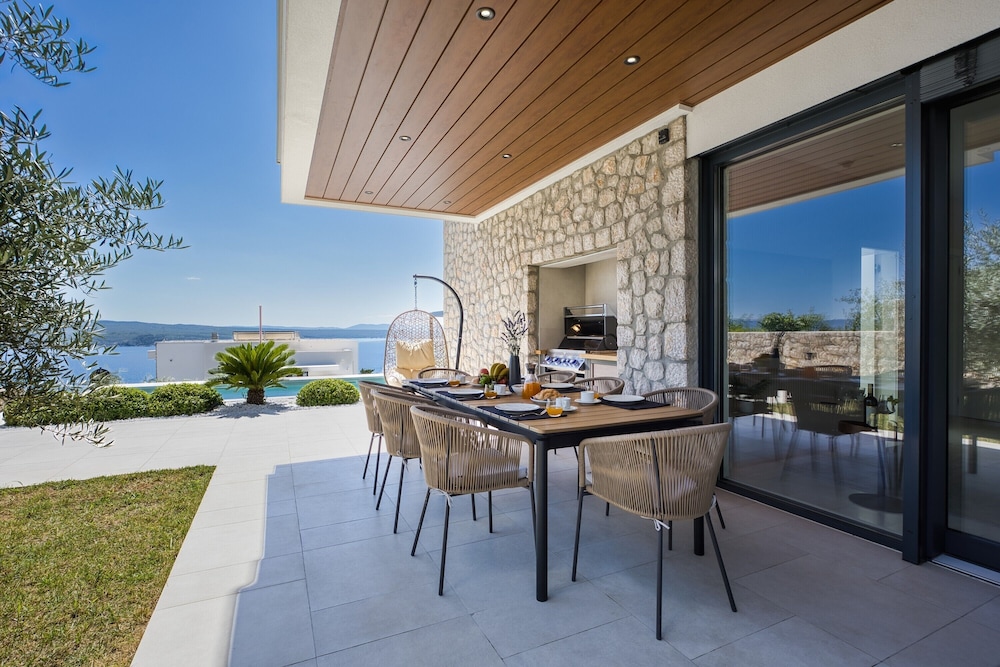 Luxury Seaview Villa Rosciola