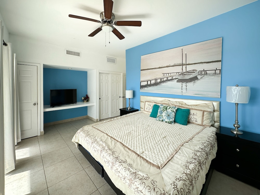 Admire Sea View From a Stunning Condo