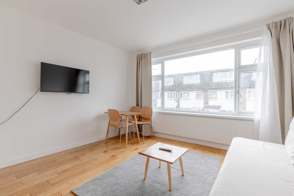 Spacious 4BD Home, Near Excel London!