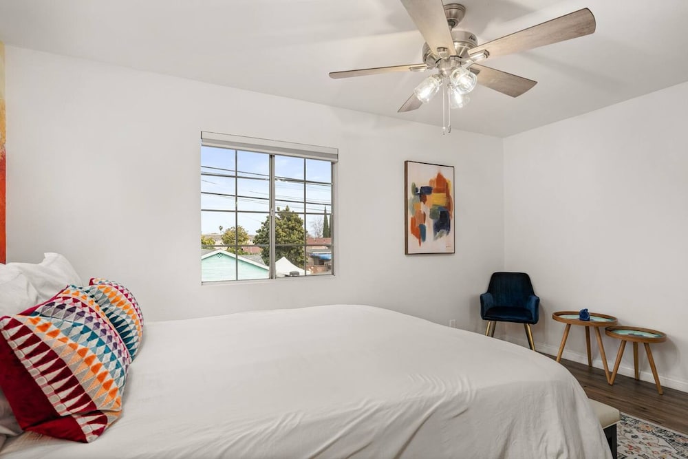 The Avalon - Modern Colorful w Private Parking, photo 12