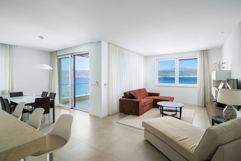 Acadia Beach Villas & Apartments, Slatine